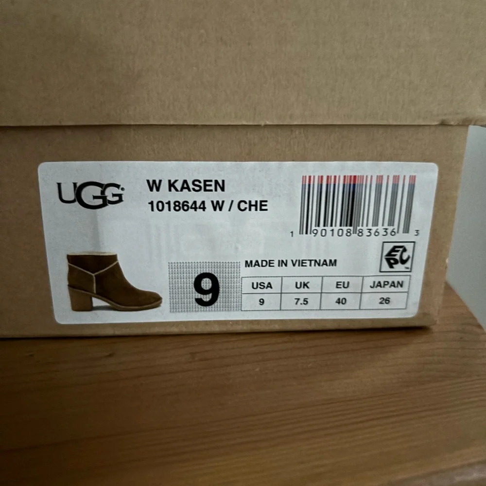 UGG Kasen Boots - Picture 4 of 4